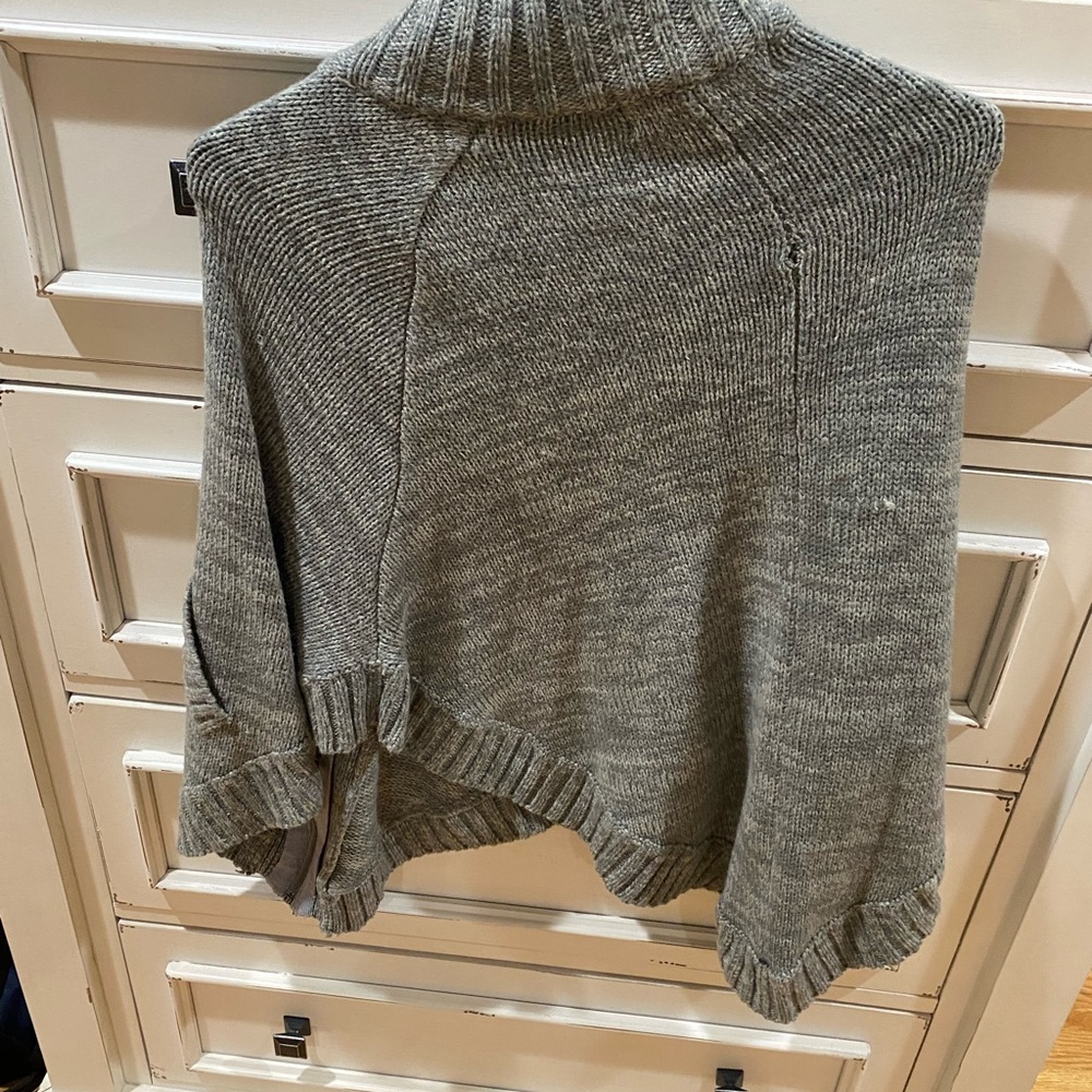 Gray poncho - Picture 2 of 4